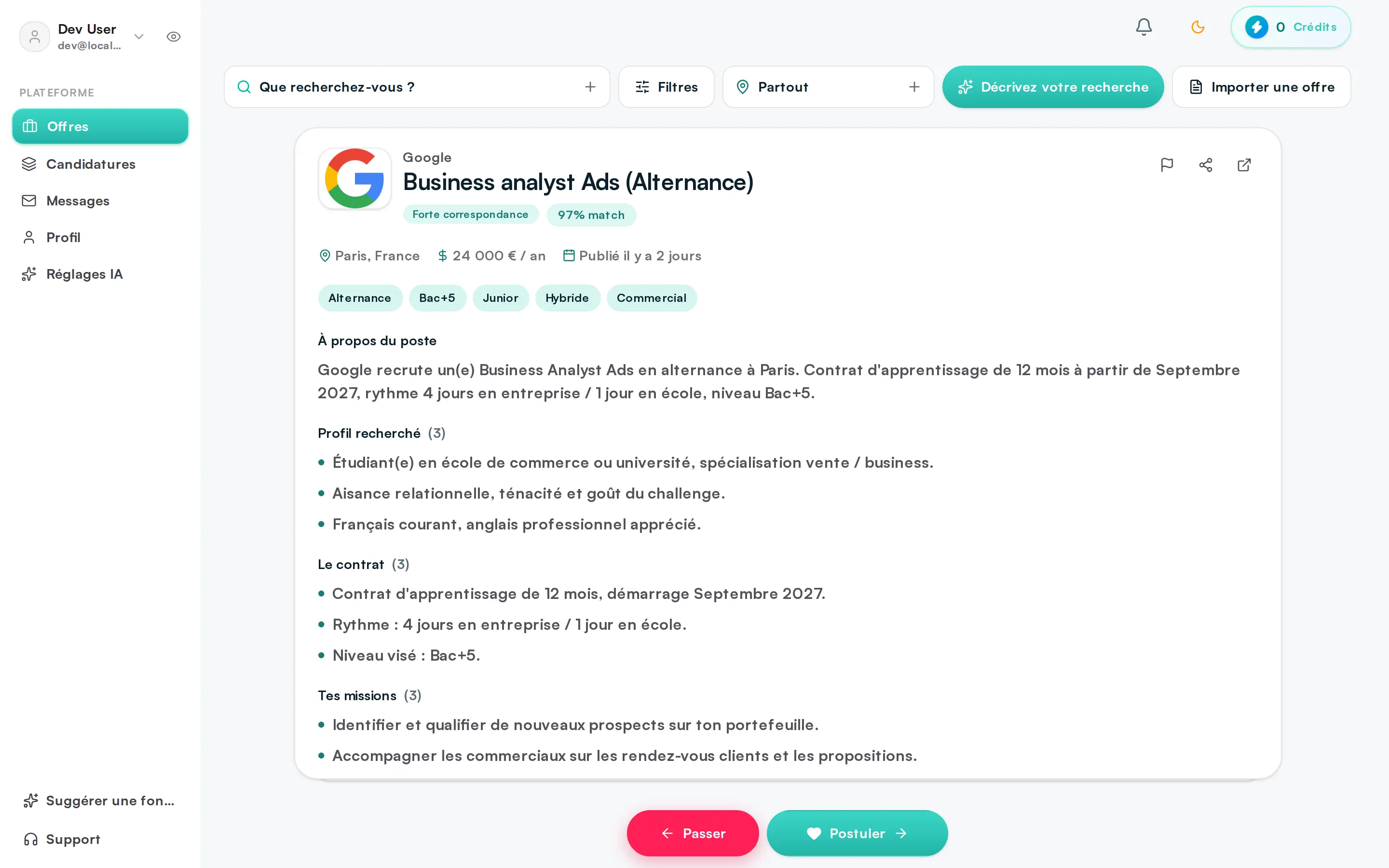 Sur Jobshift, les offres adaptées à un profil junior défilent une par une : un swipe à droite pour postuler, à gauche pour passer.